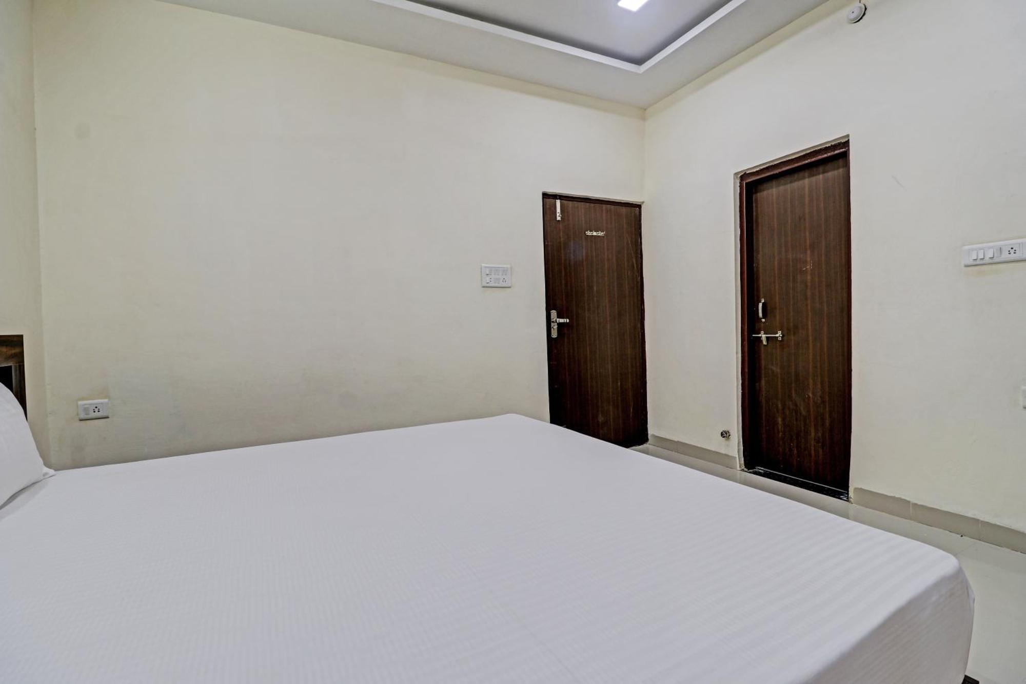 Super Hotel O Midway Treat Dhār Екстериор снимка